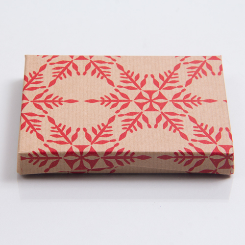 4-5/8 x 3-3/8 x 5/8 KRAFTY RED SNOWFLAKE GIFT CARD BOX WITH PLATFORM INSERT